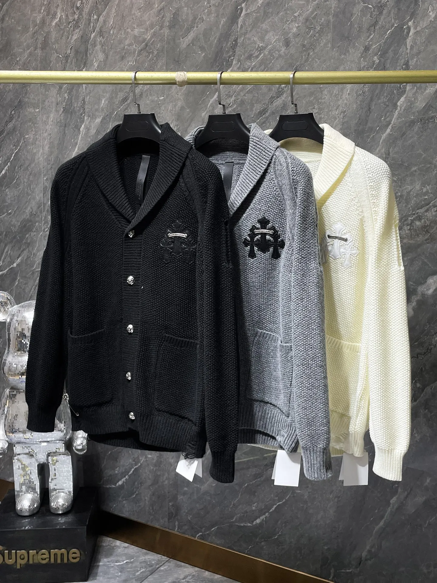 P296 Chrome Hearts sweater series Banana collar wool and leather silver button cardigan Single-breasted placket design All made of leather webbing Customized Chrome Hearts hardware buttons ➕ Leather logo embroidery on the chest Selected high-quality wool and 100% pure cotton knitted fabrics Not the ordinary version on the market! ! Recommended colors: black, white, gray Size: S, M, L, XL